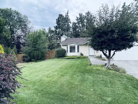 Exterior - 2026 NE Hall Cir, Bend, OR 97701 photo 7 of 7