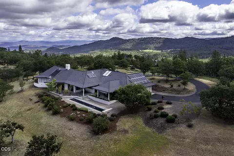 7012 Pine Ridge Dr, Medford, OR 97504