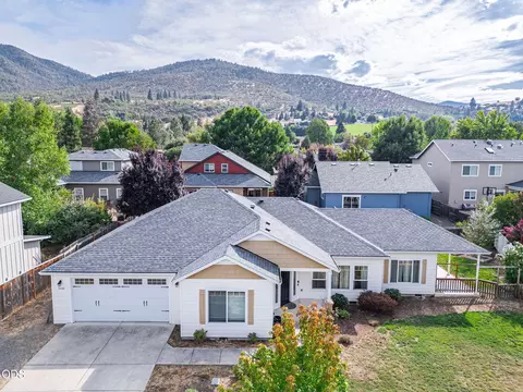 1630 Summer Pl, Talent, OR 97540