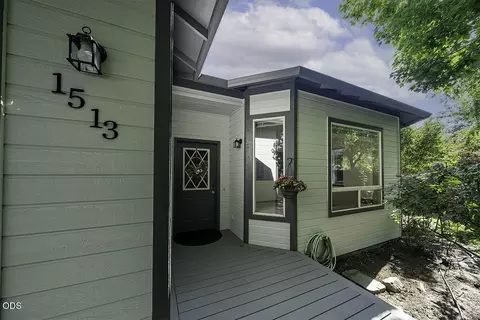 1513 Lithia Way, Talent, OR 97540