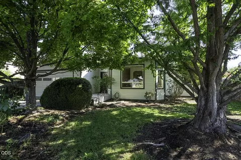 1513 Lithia Way, Talent, OR 97540