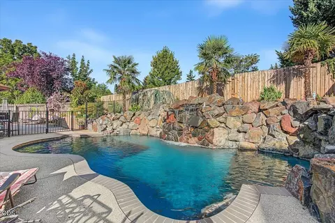 1553 Cypress Point Dr, Medford, OR 97504