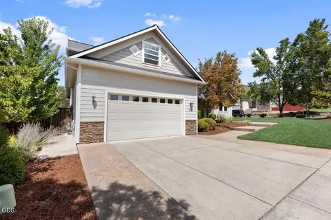 Exterior - 1151 Arrowhead Trl, Eagle Point, OR 97524 photo 3 of 5