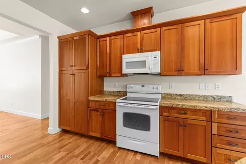 Kitchen - 1151 Arrowhead Trl, Eagle Point, OR 97524 photo 3 of 4