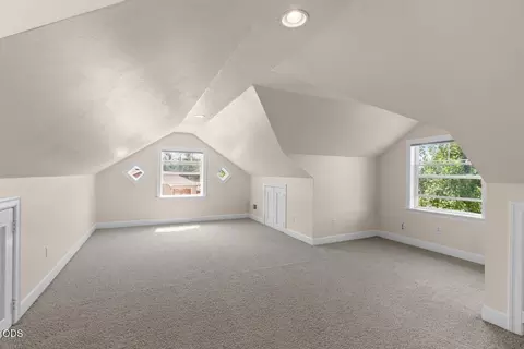Bedroom - 1151 Arrowhead Trl, Eagle Point, OR 97524 photo 4 of 6