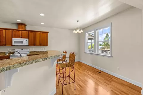 Dining - 1151 Arrowhead Trl, Eagle Point, OR 97524 photo 1 of 2