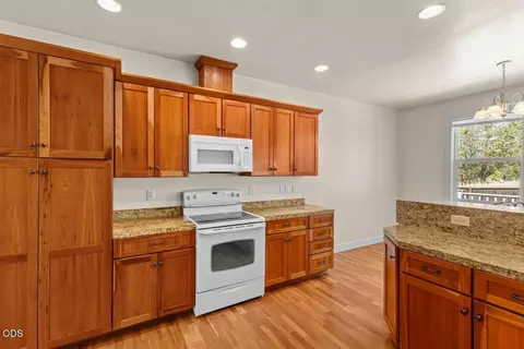 Kitchen - 1151 Arrowhead Trl, Eagle Point, OR 97524 photo 4 of 4