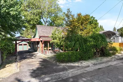 438 NE 11th St, Grants Pass, OR 97526