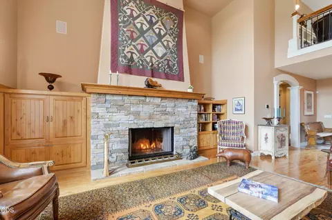 Living - 20100 Starfire Ridge Ct, Bend, OR 97702 photo 5 of 8