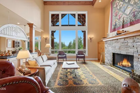 Living - 20100 Starfire Ridge Ct, Bend, OR 97702 photo 3 of 8