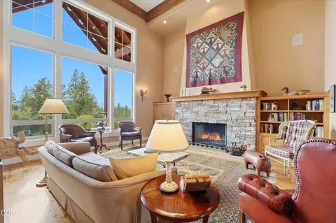 Living - 20100 Starfire Ridge Ct, Bend, OR 97702 photo 4 of 8