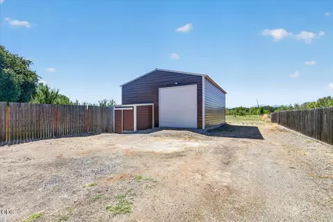 Exterior - 176 E Gregory Rd, Central Point, OR 97502 photo 13 of 14