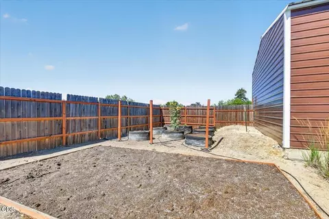 Exterior - 176 E Gregory Rd, Central Point, OR 97502 photo 11 of 14