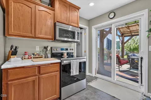 Kitchen - 176 E Gregory Rd, Central Point, OR 97502 photo 3 of 4