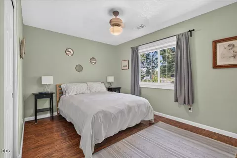 Bedroom - 176 E Gregory Rd, Central Point, OR 97502 photo 5 of 6