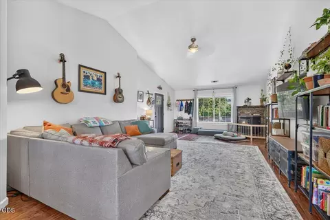 Living - 176 E Gregory Rd, Central Point, OR 97502 photo 1 of 2