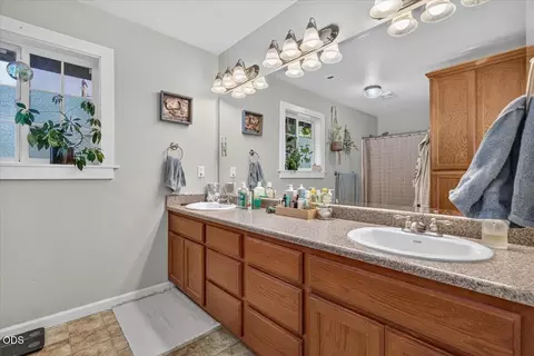 Bath - 176 E Gregory Rd, Central Point, OR 97502 photo 1 of 4