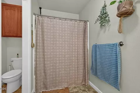 Bath - 176 E Gregory Rd, Central Point, OR 97502 photo 2 of 4