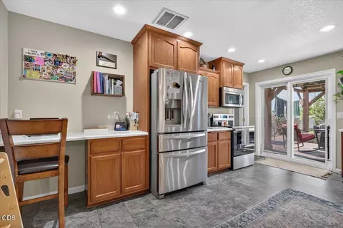 Kitchen - 176 E Gregory Rd, Central Point, OR 97502 photo 2 of 4