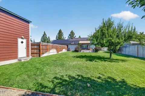 Exterior - 176 E Gregory Rd, Central Point, OR 97502 photo 12 of 14