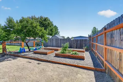 Exterior - 176 E Gregory Rd, Central Point, OR 97502 photo 10 of 14