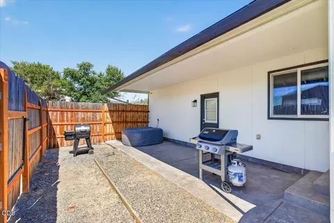 Exterior - 176 E Gregory Rd, Central Point, OR 97502 photo 7 of 14