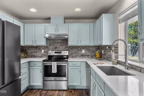 Kitchen - 52471 Medill Ct, La Pine, OR 97739 photo 2 of 3