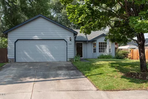 2225 SW 30th Ct, Redmond, OR 97756