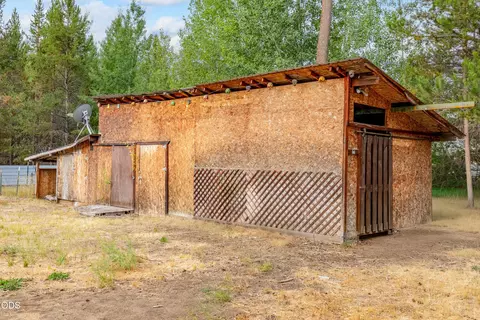 Exterior - 52555 Center Dr, La Pine, OR 97739 photo 4 of 8