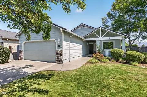 951 Village Cir, Medford, OR 97504