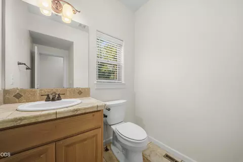 Bath - 17040 Kasserman Dr, Bend, OR 97707 photo 3 of 4