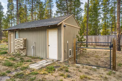 Exterior - 17040 Kasserman Dr, Bend, OR 97707 photo 7 of 13