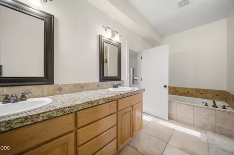Bath - 17040 Kasserman Dr, Bend, OR 97707 photo 2 of 4