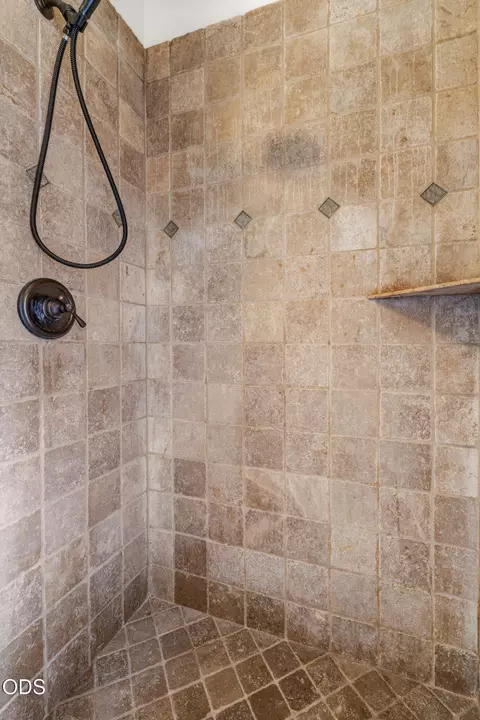 Bath - 17040 Kasserman Dr, Bend, OR 97707 photo 1 of 4