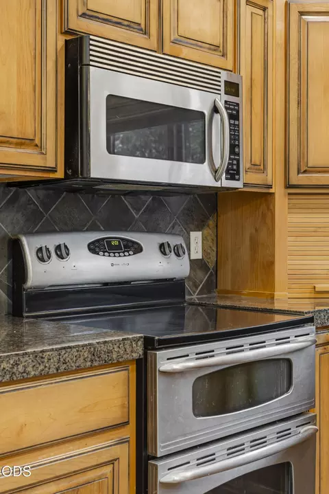 Kitchen - 17040 Kasserman Dr, Bend, OR 97707 photo 3 of 3