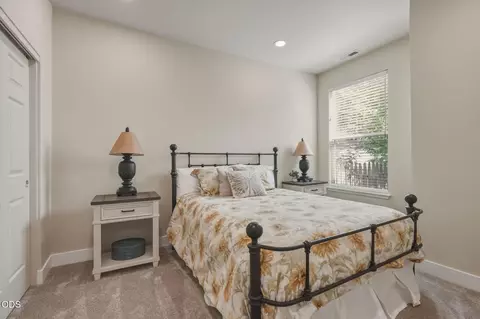 Bedroom - 61574 Devils Lake Dr, Bend, OR 97702 photo 3 of 4
