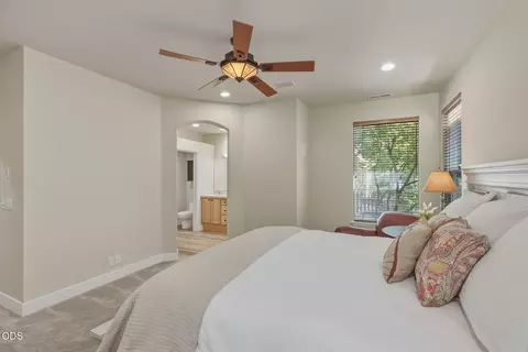 Bedroom - 61574 Devils Lake Dr, Bend, OR 97702 photo 2 of 4