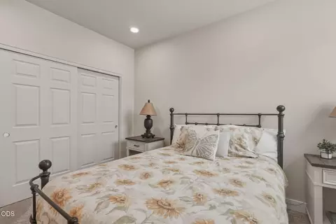Bedroom - 61574 Devils Lake Dr, Bend, OR 97702 photo 4 of 4