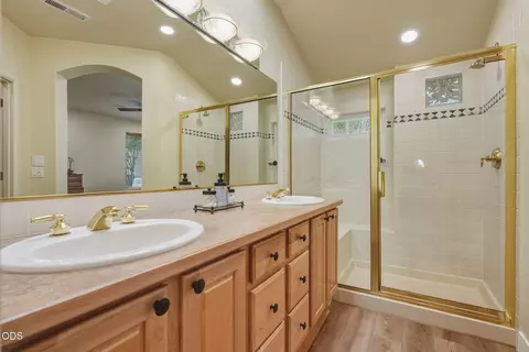 Bath - 61574 Devils Lake Dr, Bend, OR 97702 photo 1 of 3