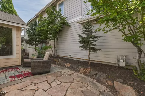 Exterior - 61574 Devils Lake Dr, Bend, OR 97702 photo 5 of 10