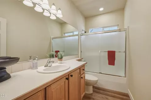 Bath - 61574 Devils Lake Dr, Bend, OR 97702 photo 3 of 3