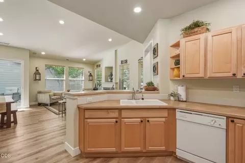 Kitchen - 61574 Devils Lake Dr, Bend, OR 97702 photo 3 of 4