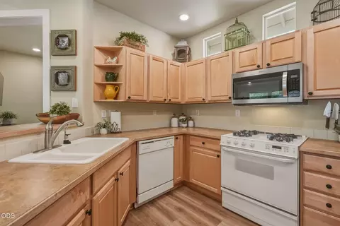 Kitchen - 61574 Devils Lake Dr, Bend, OR 97702 photo 2 of 4