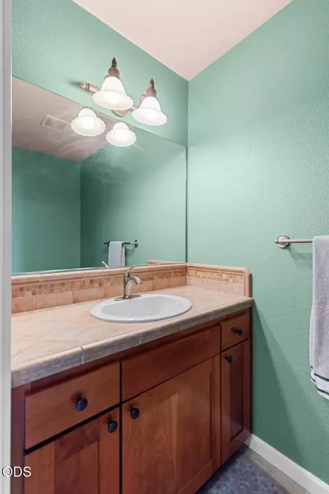 Bath - 1583 Panoramic Loop, Grants Pass, OR 97527 photo 5 of 6