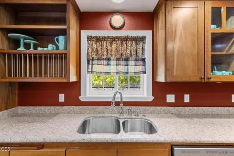 Kitchen - 1583 Panoramic Loop, Grants Pass, OR 97527 photo 2 of 8