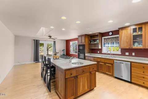 Kitchen - 1583 Panoramic Loop, Grants Pass, OR 97527 photo 4 of 8