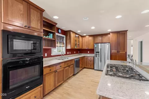 Kitchen - 1583 Panoramic Loop, Grants Pass, OR 97527 photo 3 of 8