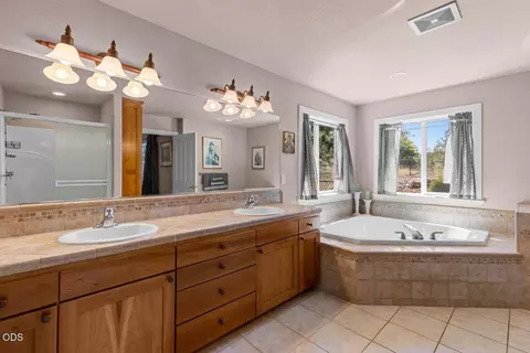 Bath - 1583 Panoramic Loop, Grants Pass, OR 97527 photo 3 of 6