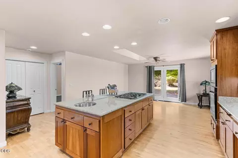Kitchen - 1583 Panoramic Loop, Grants Pass, OR 97527 photo 7 of 8