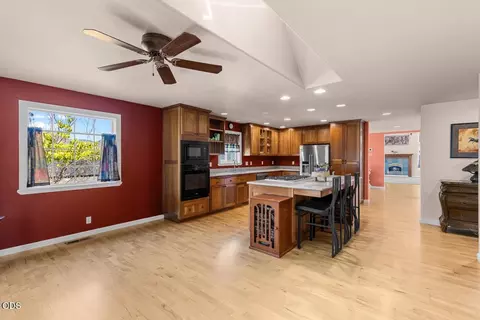 Kitchen - 1583 Panoramic Loop, Grants Pass, OR 97527 photo 5 of 8
